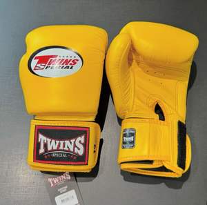 Gants de boxe en cuir de vachette de qualité supérieure, fabriqués sur mesure, qualité professionnelle A+, fermeture à boucle et crochet, entraînement quotidien de Muay Thai - Product Image 2