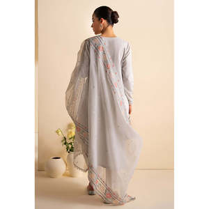 Ensemble chemise en mousseline de soie brodée Dhanak à effet cascade avec dupatta brodée en organza et pantalon BIC-3205 - Product Image 5