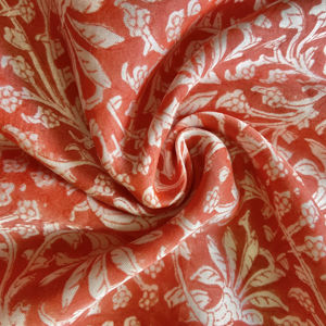 ผ้าฝ้ายพิมพ์ลายดอกไม้แบบแฮนด์บล็อก  งานฝีมือดั้งเดิม ลายดอกไม้และพืชพรรณ - Product Image 1