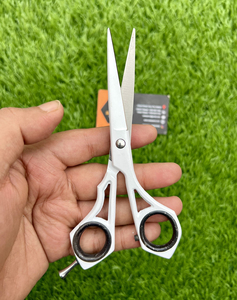 Tijeras profesionales de peluquero de acero inoxidable de alta calidad para peluquería recta con características de seguridad de punta de hoja afilada - Product Image 4