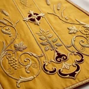 Vêtement liturgique artisanal haut de gamme, conçu avec du tissu doré et orné d'une broderie florale complexe. - Product Image 3