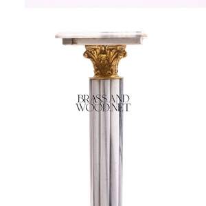 Elegante Pedestal de Mármol Blanco con Vetas Grises, Columna Acanalada y Adorno de Estrella de Latón - Product Image 2