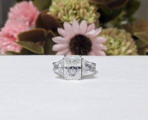 Anillo de Compromiso de Tres Piedras con Diamante Cultivado en Laboratorio de Corte Radiante de 3 Quilates para Mujer, Oro Blanco Sólido de 14k, Joyería Nupcial, Regalo de San Valentín - Product Image 1