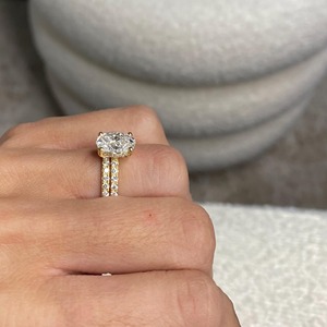 Conjunto de Diamantes Cultivados en Laboratorio de 2.50 Quilates, Corte Ovalado, Claridad F VVS1 VVS2, con Detalles Pavé, Oro Amarillo de 18k, Certificado IGI, con Anillo Único - Product Image 3