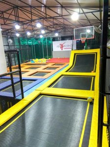 Parque de trampolín de características diversas y duraderas con cuerdas emocionantes, fosos de espuma, neumáticos divertidos para suministros de jardín - Product Image 3