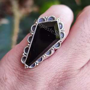 Anillo Gótico Hecho a Mano de Plata de Ley 925 con Ónix Negro Natural, Elegante y Moderno, Regalo de Bruja para Halloween - Product Image 3