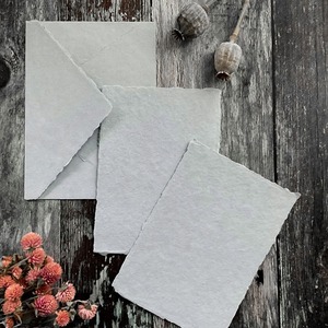 Papier recyclé gris clair fait à la main PACK de 5 feuilles de style féerique imprimé UV et offset - Product Image 2