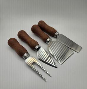 Ensemble de Spatules à Fromage et à Beurre en Acier Inoxydable avec Manche en Bois Fait Main de Qualité Supérieure pour la Cuisine et la Table - Product Image 3