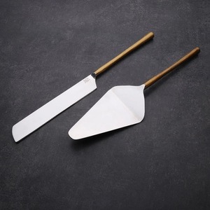 Juego de cuchillos y servidor de pastel de metal moderno y elegante con diseño minimalista para ajustes de mesa de postre contemporáneos y elegantes - Product Image 2