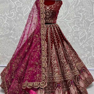Hermoso trabajo sobrio nupcial Lehenga Choli con Dupatta bordado pesado para Bodas de invierno - Product Image 1