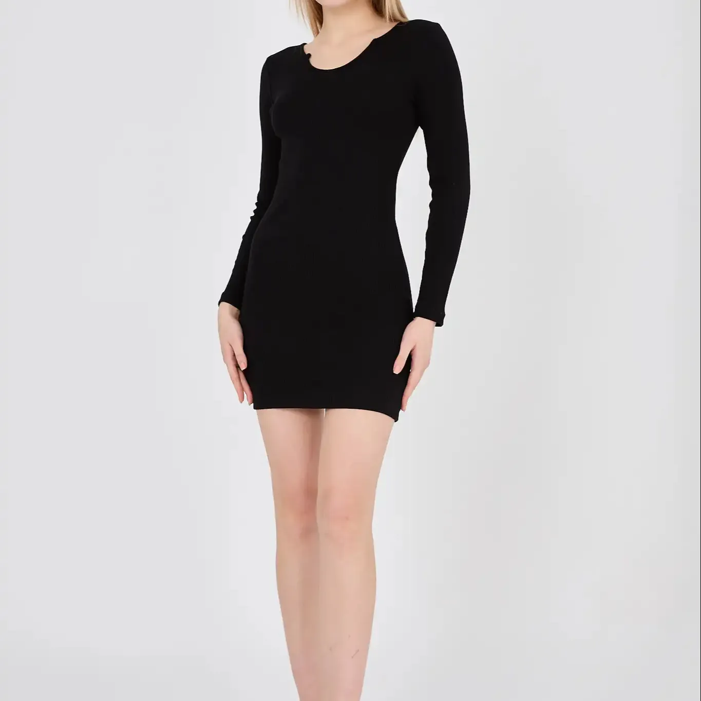 Mini vestido negro de manga larga para mujer