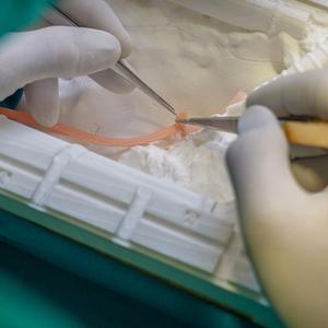 Vaso sanguíneo simulado de silicona Diámetro interior suave 3mm X 15cm Material de entrenamiento de sutura de anastomosis vascular roja Ciencia médica - Product Image 5