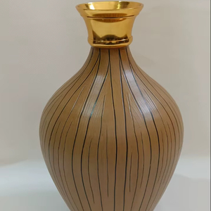 Florero de hierro hecho a mano con acabado de madera de lujo, jarrón de hierro de decoración moderna de calidad superior para el hogar, el hotel y el regalo cooperativo - Product Image 1