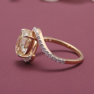Anillo de compromiso/boda clásico con halo de diamantes amarillos ovalados cultivados en laboratorio, certificados por IGI, con banda pavé, chapado en oro de 18K y rodio. - Product Image 3