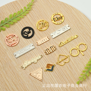 ป้ายติดเสื้อผ้ารูปตัวอักษรโลหะรักษ์โลก ชุบโลหะผสมสังกะสี ขายส่งจากผู้ผลิตเมืองอี้หวู่ - Product Image 1