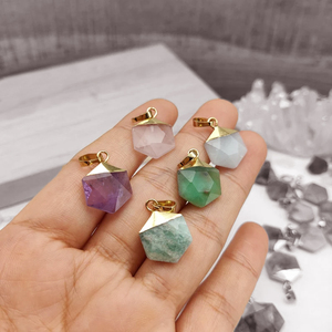 Pendentif en forme d'hexagone plaqué or 18 carats à facettes en fluorite verte collier en laiton délicat avec caution bijoux en matériau principal - Product Image 2