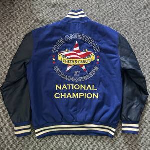 Chaqueta Varsity con Botones de Primera Calidad, Cuello Alto y Mangas de Cuero Vacuno en Fratres Sports - Product Image 5