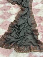 Sari en soie douce de créateur avec de magnifiques broderies et sequins, style pakistanais, pour mariage et occasions spéciales.