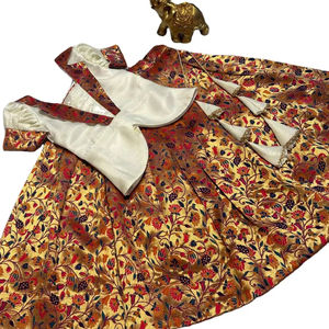 Blusa de satén Banglori de color brillante de estilo cultural Maharashtra con Lahenga de seda Paithani pesado para festivo y fiesta especial - Product Image 1