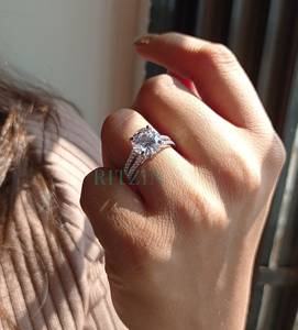 แหวนหมั้นเพชรโมอิสซาไนต์ทรงกลม 3.00 กะรัต ความใส VVS ตัวเรือนเงินแท้แบบแยกส่วน - Product Image 3