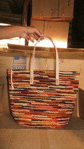 Borsa in rafia fatta a mano all'uncinetto del Madagascar manici in pelle multicolore fodera in cotone chiusura con cerniera in tessuto colorato - Product Image 2