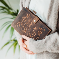 Carnet de voyage A5 ligné en cuir Al-Amir fait main vintage pour femme, avec couverture de Bible gaufrée et stylo découpé