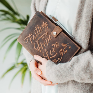 Cuaderno de viaje de papel rayado A5 de cuero Vintage para mujer cubierta de Biblia en relieve diario pluma - Product Image 5