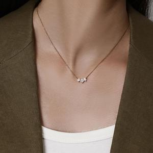 Collar de tres diamantes redondos brillantes de 0.63 Ct D-F VVS1-VS2, diamantes cultivados en laboratorio en oro amarillo de 18K, regalo de aniversario de bodas. - Product Image 2