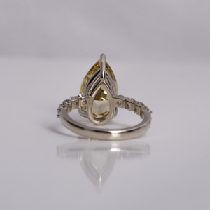 Anillo de Compromiso Clásico de 4.5-5.0 Quilates con Diamante Amarillo Corte Pera Creado en Laboratorio, con Certificación IGI y Engaste Pavé, Chapado en Oro Sólido de 14 Quilates - Product Image 4
