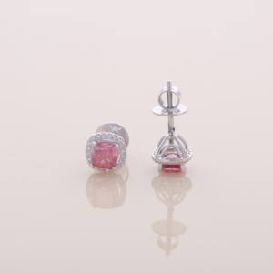 Pendientes de Oro Amarillo, Blanco y Rosa de 18K con Diamante Rosa Cultivado en Laboratorio de Corte Cojín de 1.68ct y Halo, con Cierre de Rosca - Product Image 5