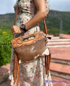 Nouveaux vrais sacs à franges en cuir de fourrure de vachette usinés à la main sacs à bandoulière en cuir usiné couleur occidentale élégants sacs latéraux à poignée supérieure idéaux - Product Image 1