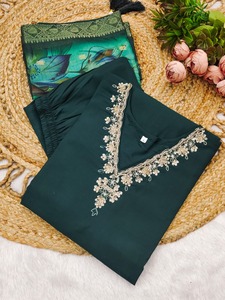 Increíble color de seda romana Premium con trabajo manual Kurti Pant y Dupatta Mujeres Fabricante de moda de Surat a la tarifa más baja - Product Image 4