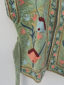 Chaleco de terciopelo verde Suzani con cinturón para mujer, estilo bohemio, floral, sin mangas, para festivales, étnico, bohemio, sin mangas, para superponer. - Product Image 2