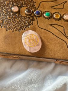 Vente en gros de cristaux de guérison naturels en quartz rose sculptés à la main, symbole de zibu, pierres polies, cadeaux spirituels Feng Shui pour l'amour - Product Image 5