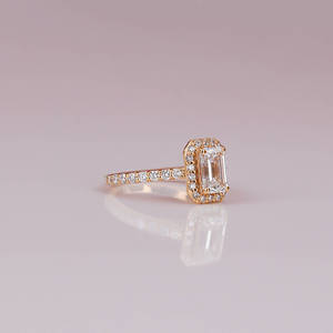 Anillo de Compromiso de Lujo con Diamante Cultivado en Laboratorio con Corte Esmeralda y Halo, Chapado en Oro de 18 Quilates, Estilo Moderno, Anillo de Regalo para Mujer - Product Image 6