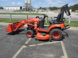Tracteur Kubota BX2680 4RM avec chargeur frontal LA344, tondeuse centrale 60 pouces, transmission hydrostatique à 2 vitesses, attelage 3 points, prise de force 540 - Product Image 4