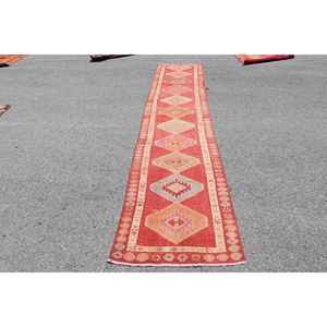 Alfombra Turca Vintage Herki Runner de 2.6x12.5 pies, Alfombra Marroquí Roja de Lana - Product Image 1