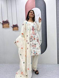 Vêtement Kurti pour femmes adultes, style ethnique indien pakistanais moderne, pour les fêtes, de haute qualité, en coton Khadi, avec de riches broderies au fil - Product Image 3