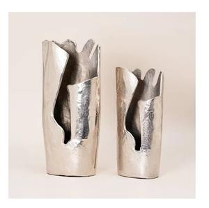 Elegante jarrón de metal de calidad premium con acabado plateado, ideal para decoración del hogar, decoración de oficina y decoración de eventos, hecho a mano de La India - Product Image 2