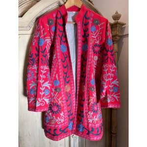 เสื้อแจ็คเก็ต Scarlett Suzani ลายชนเผ่าแบบกลับด้านได้ เสื้อโค้ทฤดูหนาวสำหรับผู้หญิง สไตล์โบฮีเมียนลายดอกไม้ บุด้วยใยฝ้าย ผิวหนัง - Product Image 2