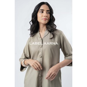 Ensemble coordonné pour femme avec col châle en rayonne de viscose grise et manches incurvées - Product Image 1