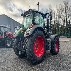 Compre el tractor agrícola de alto rendimiento Fendt 618 Vario, ideal para la agricultura a gran escala, que ofrece una fuerte tracción y eficiencia de combustible. - Product Image 4