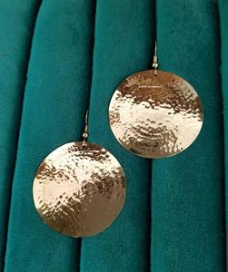 Pendientes Redondos Pulidos de Latón Texturizado, Ligeros y Atrevidos, Joyería Moderna Boho para Mujer - Product Image 3