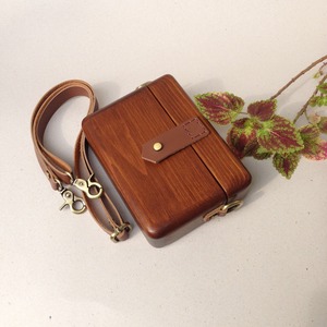 Pochette en bois minimaliste pour femmes, design artisanal avec des chaînes qui s'accordent aux styles décontractés et formels - Product Image 1