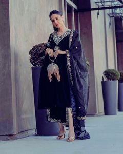 Conjunto de pantalón y Dupatta de terciopelo viscosa pura para fiesta de diseñador con bordado de secuencia de 5mm y mangas de campana elegantes - Product Image 3