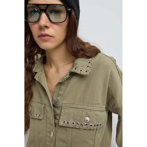 Veste en jean avec accessoires détaillés - Product Image 2