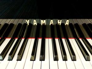 เปียโนแกรนด์ Yamaha G2E 88 คีย์ เครื่องดนตรีระดับมืออาชีพสำหรับคอนเสิร์ต  หน้าไม้สปรูซแท้คุณภาพพรีเมียม เสียงก้องสะท้อนอันไพเราะ เหมาะสำหรับสตูดิโอและการแสดงบนเวที - Product Image 3