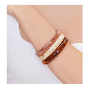 Bracelets en résine imperméables au design contemporain pour femmes, finition polie, couleurs personnalisées - Bijoux tendance pour les événements festifs et professionnels - Product Image 1