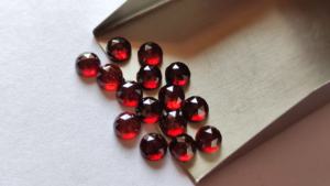 Lot du fabricant de pierres précieuses de quartz grenat naturel à facettes taille rose 3mm pierres de couleur rouge prix de gros du Mozambique - Product Image 4