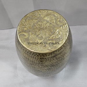 Table basse artisanale dotée d'une surface métallique distinctive et d'un design contemporain, idéale pour les intérieurs de maison modernes - Product Image 2